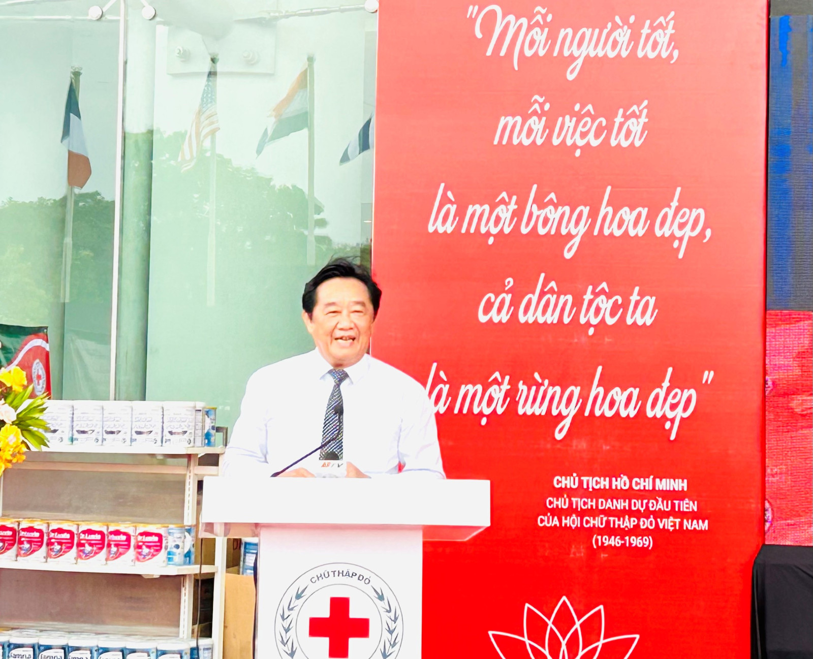 Đồng chí Nguyễn Hoàng Thao phát động Tháng Nhân đạo năm 2023 tại buổi lễ.